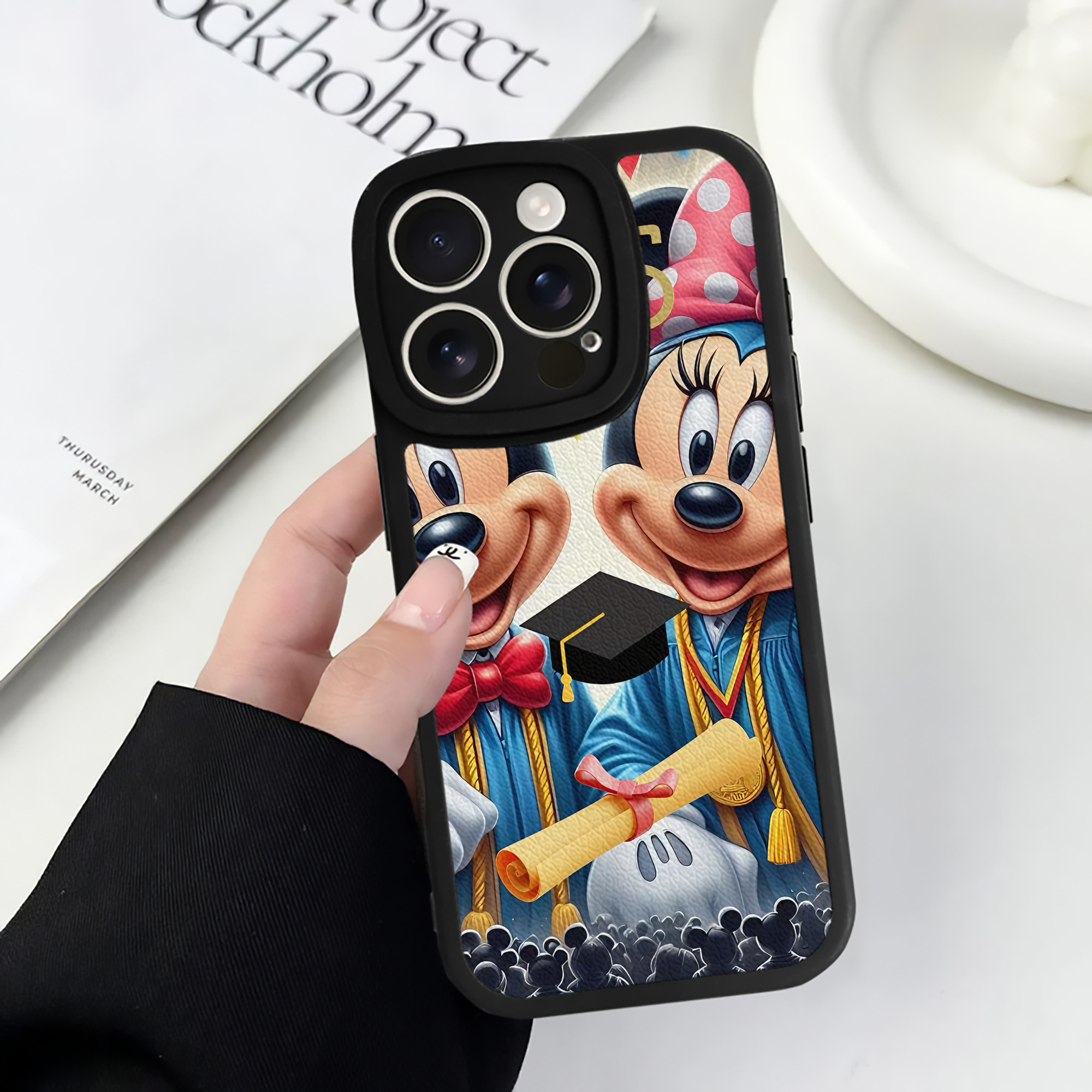 （画像用） ミッキーマウス Mickey Mouse 【iPhone 16シリーズ対応】シリコンスマホケース（レザー調） 材質：シリコン
